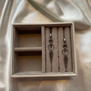 Mattea earrings - 49kr per par, gjorda i rostfritt stål vilket innebär att metallen inte färgar av sig eller tappar färg💐