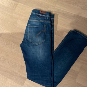 Don Dup George - Säljer dessa feta dondup george jeans då dem inte passar mig längre , Knappast använda skick 9/10, Inga defekter, hör gärna av dig vid minsta lilla fundering,Pris går såklart att diskutera