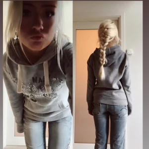 skit snygg SUPERDRY hoodie!! - Säljer en snygg grå hoodie från SUPERDRY med tryck och glittriga detaljer!🩷Det är samma hoodie som på första bilden som är lånad från tt (tt: anna.vestmark)!                     Annonsen ligger uppe till på torsdag, högst bud då vinner (uppdaterar priset när någon har lagt bud!)🙌🏼