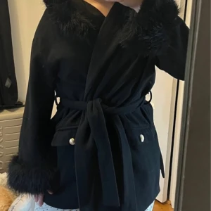 Chiara Forthi Charisma Wool Blend Coat - Använd en säsong men fortfarande i väldigt fint skick! Har ett hål inne i ena fickan men annars har den inga defekter🌟🌟 Från Chriara Forthi och köpt på Bubbleroom för 1499kr. Kan gå med på prissänkning vid snabb affär! Skriv om frågor eller fler bilder💓💓💓