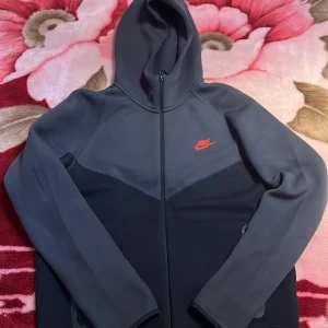 Nike tech fleece i grå - Säljer en snygg Nike tech. Storlek L. Har ej använt den mycket pga att den är för stor. Köpte fel storlek och kunde ej lämna tbx