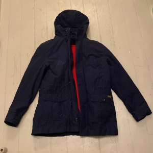 Polo Ralph Lauren Vinterjacka/Väst - Hej! Säljer nu denna feta Vinterjackan från Polo pga att den är lite för liten för mig. Aldrig använd. Storlek XL men känns som M-L. Nypris 4900kr. Utmärkt skick! Kan delas och användas som väst. Pris går som vanligt att diskuteras! Kontakta vid minsta fundering! 😄