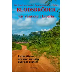 Den sanna historien om hur den europeiska pojken Michael och den liberianska pojken Benjamin blir “blodsbröder” under en lycklig barndom i Liberia. När inbördeskriget bryter ut tvingas Michaels familj fly landet. Benjamin tvångsvärvas till barnsoldat men deserterar. Efter ett desperat sökande återfinner Michael sin liberianske vän och reser ner till Liberia och återknyter bekantskapen i en oerhört gripande scen. Blodsbröder utkom i original på tyska 2009 och blev bestseller på Der Spiegels bestsellerlista. Den har utgetts i flera upplagor och har översatts till engelska. Boken tilldelades Golden Image Award of Liberia 2011 av Liberias president och mottagare av Nobels fredspris, Ellen Sirleaf-Johnson.Tusentals svenskar som bott i Liberia genom åren kommer att finna denna bok oerhört intressant.     Format Inbunden   Omfång 183 sidor   Språk Svenska   Förlag Vaktel förlag   Utgivningsdatum 2020-10-31   Medverkande Benjamin Kwato Zahn   ISBN 9789188441690  