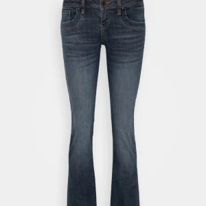 Mörkblå jeans från LTB - Säljer ett par snygga mörkblå jeans från LTB i bra skick. Storlek 29/34
