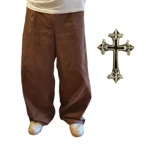Baggy 90s Skater Byxor - Sjuka baggy pants, i fint skick. Riktigt baggy och nice brun färg ‼️Passar baggy upp till L, men egentligen även S - M baggy. Rekommenderar dessa lite extra, och skicka gärna frågor och bud på DM såklart 🤝