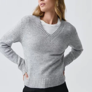 Grå stickad tröja - aldrig använts, därav priset ❤️❤️