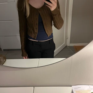 Brun stickad kofta från Brandy Melville - Säljer en superfin brun stickad kofta från Brandy Melville. Storlek Xs/Xss & lite kortare baktill, mycket bra skick & bara använd fåtal gånger 💕