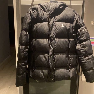 Svart pufferjacka från Calvin Klein - Säljer jackan då den inte passar mig längre. Välanvänd men nästan inget slitage utöver CK märket på bröstet. Nypris ca 2500. Storlek M