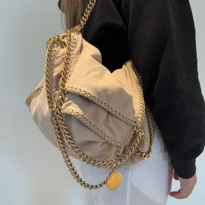 Stella Mccartney  - Säljer min Stella Mccartney väska! Den är i modellen fallabella, kvitto finns inte men köpte här på plick för 6500kr, varsamt använd och super snygg!! Kommer inte till användning därav säljer jag den! Super kvalitet verkligen!! Nypris: cirka 11000💓💓