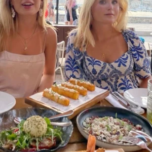 Blåvit hm topp💙 - Säljer denna sååå fina Sommartopp som inte kommer till användning längre! Storlek M men sitter bta på mig som har xs/s💙🤍 så fin perfekt till sommaren 