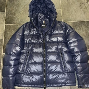 Boss jacka - Mörkblå Boss calando jacka i storlek s. Ny skick inga defekter ny pris ca 4500