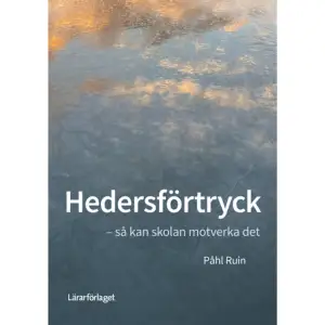 Det hedersrelaterade förtrycket i Sverige ökar. Det här är en bok om hur skolan kan arbeta med hedersrelaterat förtryck- och våld för att bryta mönstret. Du får fakta och kunskap i frågan, men också konkreta exempel från klassrummet och råd från experter. Det här en bok för lärare, skolledare och elevhälsan en bok som kan göra skillnad.  Kunskapen om hedersförtryck har ökat, men problemen har inte minskatFlera studier visar att hedersrelaterat våld och förtryck fortfarande är ett stort problem i samhället. Ämnet är komplext och det är viktigt att förstå komplexiteten både för att skolan ska kunna undervisa om hedersförtryck och för att kunna stötta de elever som är utsatta.Skolan är en viktig aktör i arbetetFör att kunna upptäcka och hjälpa utsatta elever behöver vi arbeta systematiskt och tillsammans. Det är ett arbete som kräver både kunskap, förståelse och gemensamma förhållningssätt. Läroplanen säger att vi ska utbilda elever om det hedersrelaterade förtrycket. Men hur gör vi det?Vad görs i skolorna idag och vad säger experterna?Författaren Påhl Ruin berättar i sin bok om hur skolpersonal konkret arbetar med hedersrelaterade frågor idag och har intervjuat experter för att få deras reflektioner och råd. Målet är att du som läsare ska få en vägledning kring hur skolan kan arbeta strukturerat och grundligt för att förebygga hedersförtryck.Betyg 4 Mycket bra!