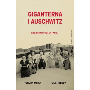 Giganterna i Auschwitz : en biografi över en familj (inbunden) - Giganterna i Auschwitz är en unik historia om en mycket speciell syskonskaras levnadsöde. Det här är en skildring som spänner över tiden före, under och efter andra världskriget. Familjen Ovitz var judar och bosatta i Transylvanien, Rumänien. Sju av de tio barnen var kortväxta. Före andra världskriget var de artister inom teater, musik och sång. De uppträdde i Rumänien och angränsande länder. I maj 1944 deporterades syskonen till Auschwitz koncentrations- och förintelseläger. I enlighet med den människosyn som präglade nazismen var bland andra de med fysiska funktionsnedsättningar en belastning för samhället, ej värdiga att leva. Som judar valdes de ut för att dödas. Nazistläkaren Mengele som utförde medicinska experiment i Auschwitz hade ett särskilt intresse för tvillingar och kortväxta som försökspersoner. Mengele höll samtliga dessa sju syskon vid liv för att kunna utföra sina grymma experiment. De blev till hans mänskliga laboratoriemöss. Detta är en berättelse om en syskonskara som överlevde mot alla odds. De flyttade efter kriget till Israel där de fortsatte sin artistkarriär.    Format Inbunden   Omfång 342 sidor   Språk Svenska   Förlag Hjalmarson &amp; Högberg Bokförlag   Utgivningsdatum 2024-01-15   Medverkande Yehuda Koren   Medverkande Conny Lindström   Medverkande Cecilia Berglund Barklem   ISBN 9789198748390  