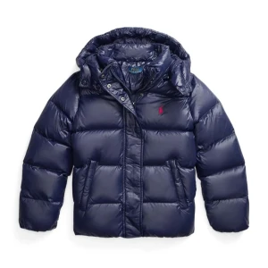 Mörkblå pufferjacka från Polo Ralph Lauren - Säljer en snygg mörkblå pufferjacka från Polo Ralph Lauren. Jackan har en quiltad design med en praktisk huva och dragkedja framtill. Perfekt för kalla vinterdagar. Den är i mycket bra skick och redo för nya äventyr! Har alla storlekar så dm så löser vi🫡 Bara seriösa köpare 🔥