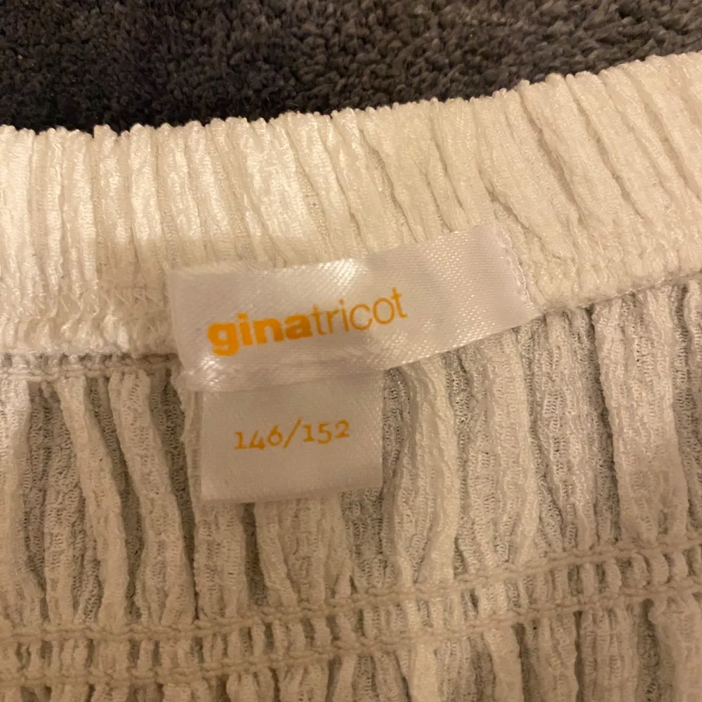 Säljer en superfin vit långkjol från Gina Tricot i storlek 146/152. Kjolen har en elastisk midja och är i ett luftigt material som ger en härlig volang-effekt. Perfekt för sommardagar eller festliga tillfällen! 🕊️Den ger så mycket svensk sommar vibe🌸. Jätte fin att styla med en off shoulder volang topp. Aldrig använd! 🥰. Hameet.