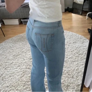 Ljusblå jeans - Säljer ett par super snygga Lågmidjade blåa jeans!! Älskar dessa så mycket med tyvärr blivit förstora för mig tyvärr.        Skulle uppskatta storlek 36 elelr 38