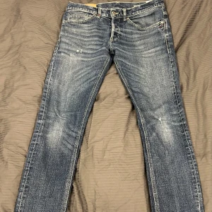 Dondup George - Eftertraktade Dondup George i snygga blå färg | Inga defekter |  Storlek W32 | Nypris ca 3500kr | Hör av er om ni har fler frågor!