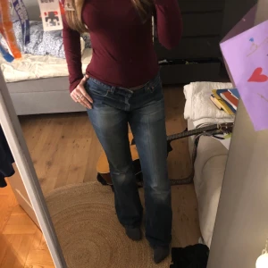 Blå bootcut jeans - Snygga blå lågmidjade bootcut jeans. W28 L34. Säljer då de sitter inte riktigt passar. Små defekter längst ner på byxan (se bild 3).