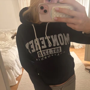 Svart/ blå hoodie med tryck - Supersnygg califormia hoodie 