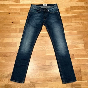 Feta jeans från Acne Studios - Säljer nu dessa feta mörkblå jeans från Acne Studios med en klassisk slim passform. Skick 9/10. Nypris 2700. Perfekta för alla.
