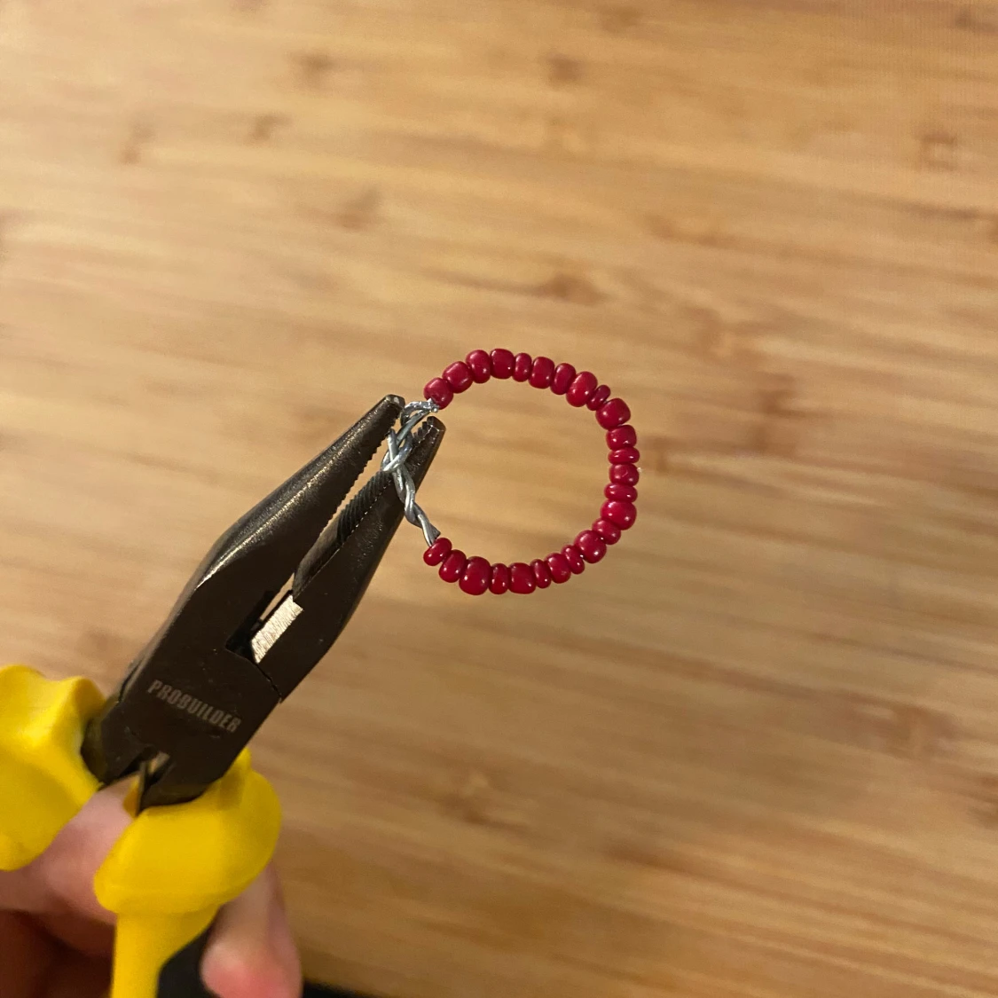 Mörkröd ring, pärlor - 1