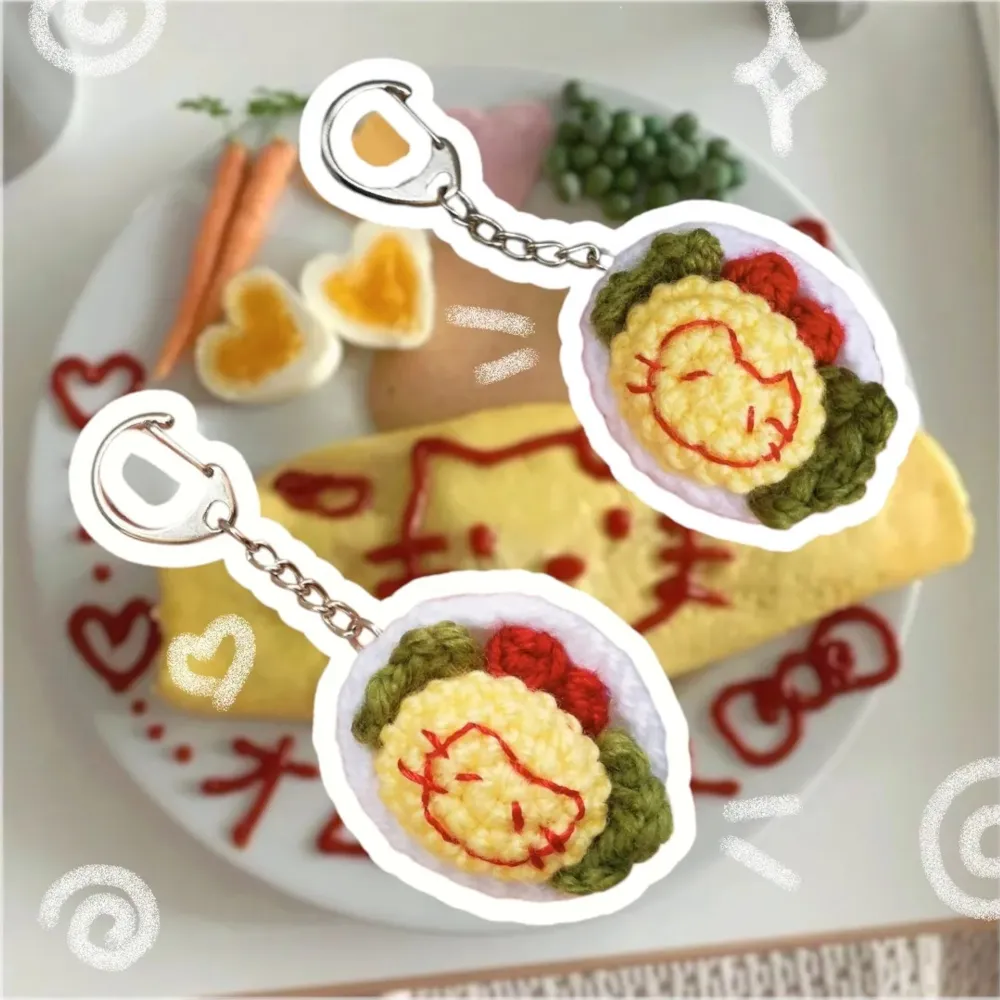 Supersöta virkade nyckelringar med japanska rätten omurice, dekorerad med ketchup och tomat och sallad 🍛🍅🎐 Perfekt att hänga på dina nycklar eller väska som dekoration! 💌 FRAKT 22kr med swish eller använd KÖP NU - Postas inom 5 dagar 💛. Asusteet.