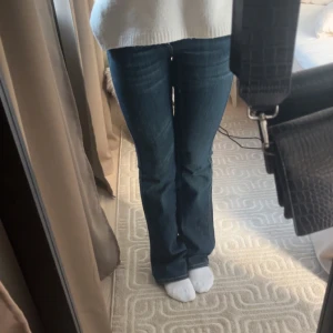 Blå jeans från Diesel - Snygga blå jeans från Diesel med klassisk femficksdesign och knappgylf. stilren look som passar perfekt till vardags. Jeansen har en bekväm passform och är gjorda i högkvalitativt denim. Säljer på grund av försmå i midjan, de är även lågmidjade.💕väldigt fint skick.