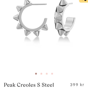 Peak Creoles S Steel från Edblad - Snygga örhängen i rostfritt stål från Edblad med spetsiga detaljer. Levereras i originalförpackning med en praktisk förvaringspåse. 🥰