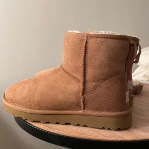 Uggs  -   Oanvända uggs, endast testade i storlek 42! Säljes pga för små☺️