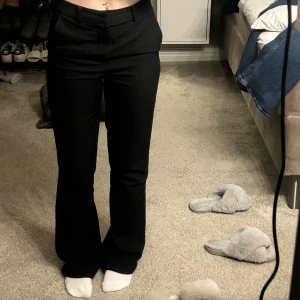 Svarta kostymbyxor från Bik Bok - Svarta kostymbyxor ifrån Bikbok, storlek 34. Köpta för ca 400kr, säljs för  70kr + frakt 