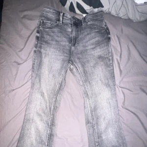 Grå bootcut jeans från Vero Moda - Snygga grå bootcut jeans från Vero Moda i denim. Storlek M