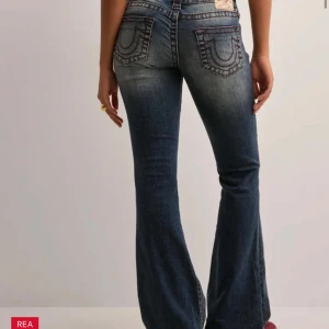 Nelly true religion jeans - Nelly True religion jeans. Nya med prislapp i storlek 26. Hann ej skicka tillbaka så vill gärna få sålt. Tar emot rimliga prisförslag❤️❤️