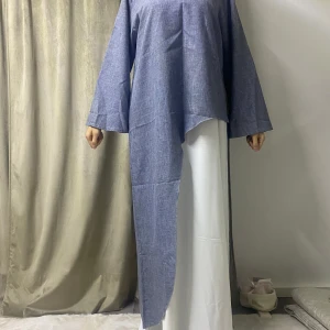 Abaya/klänning  - Elegant grå abaya med blå undertoner i one size, med asymmetrisk design som ger en unik och stilren look. Vida ärmar och luftigt material gör den både bekväm och perfekt för alla tillfällen – vardag som fest. Den har aldrig använts, endast provad för bilder. Enkel att styla med valfritt underlager (den vita klänningen på bilden ingår inte). Hör av dig vid intresse!