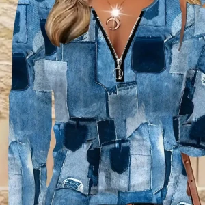 Blus med dragkedja - Snygg blå blus med cool patchwork-design och dragkedja framtill. Blusen har en unik look med olika nyanser av blått och en stilren krage. Perfekt för att ge din outfit en edgy touch.