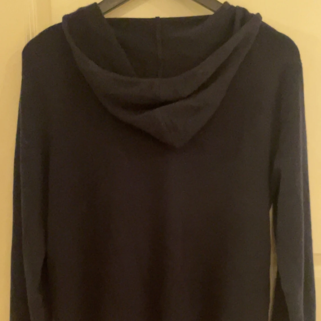 Mörkblå cashmere hoodie från John Henric - 2