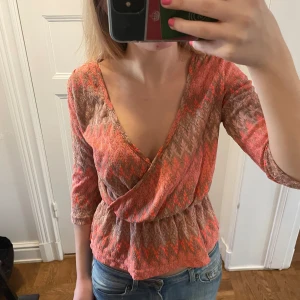 Mönstrad omlottopp från Bik Bok - Omlott topp med missoni mönster från bikbok, använd typ 2 gånger. 