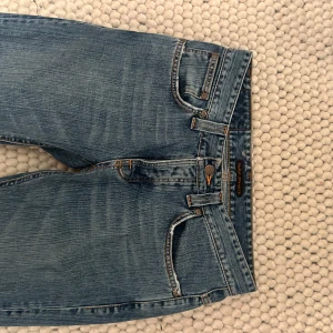 Blå jeans med broderade detaljer - Snygga blå jeans med broderade detaljer på bakfickorna. Jag är 178, innebenslängd 88, midjemått 39 rakt över