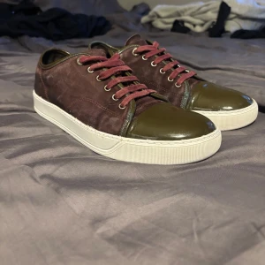 Vinröda lanvins - Säljer min killes snygga sneakers i vinrött . Skorna har en vit sula som ger en fräsch kontrast OBS det är whitening cream på sulan. Perfekta för en stilren look. Dom är i bra skick, skriv vid frågor🤍