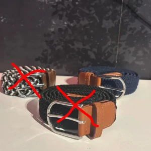 Flätat Bälte - Säljer ett par Mörkblå flätat bälte i 115cm✅Bälterna är stretchiga och bekväma att ha på sig och fräschar upp din outfit på ett stilrent sätt👌🏼😉