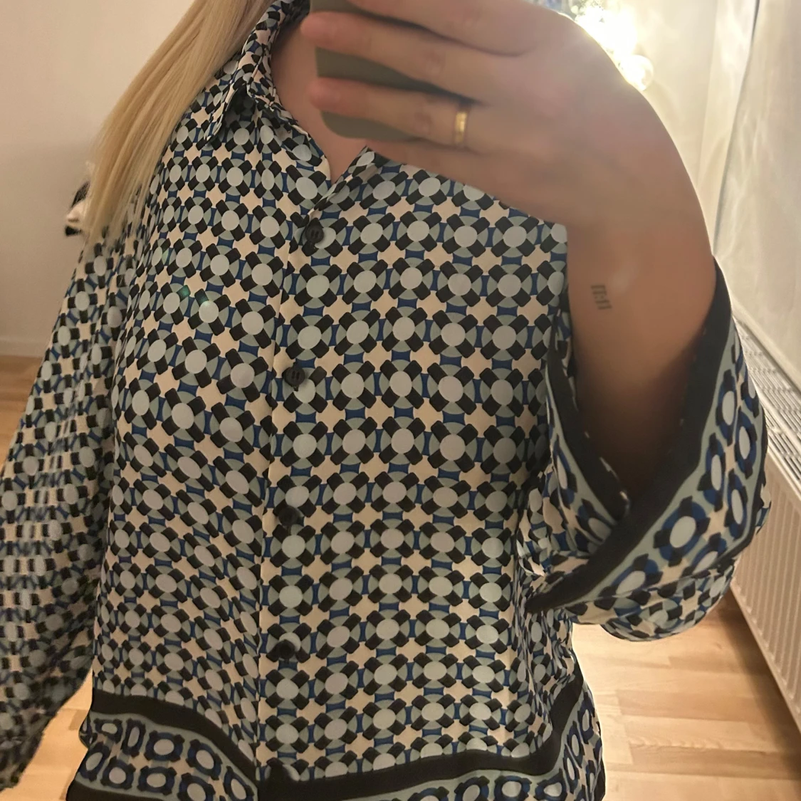 Mönstrad blus med knappar - 1