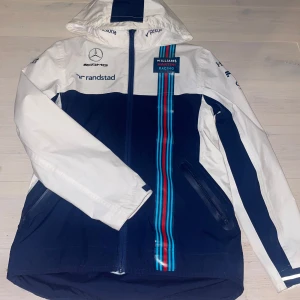 Martini windbreaker  - Säljer en najs windbreaker i storlek S, skicket är 10/10 då den är knappt använd. Killen på bilden är 185 cm lång.Skriv vid minsta fråga!