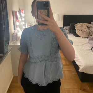 Ljus blå sommartopp från zara - Luftig och fin topp från zara. Andvänd en gång men hade inget att matcha det med så därav säljer jag den. Nypris 300kr. 