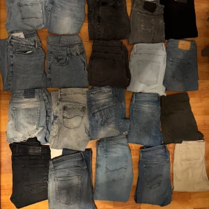 20 par jeans och chinos - Det är märken från tiger of Sweden, dolce gabanna, lee, jack and jones och mer, vissa är inte märkes jeans  Några jeans har defekter men dom alldeles flesta är i helt skick  Alla är inte exakt w30 men runt där  150kr per jeans 2000kr för alla det är 1000kr  rabatt!!   Skriv om frågor