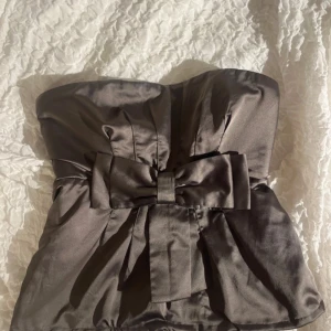 Unik silkes tubtopp - Såå vacker och unik, perfekt till festliga tillfällen! Storleken är S🤞🏼❣️❣️❣️