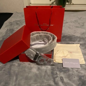 Ferragamo belt - Snyggt bälte från Ferragamo det är knappt använt och allt på bilden plus kvitto följs med   fråga om du vill ha mer bilder  priset är diskuterbart