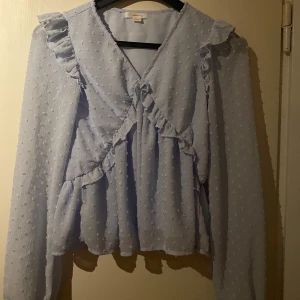 Ljusblå blus💙🦋 - Säljer denna jättefina ljusblåa volang blus ifrån Gina tricot! Avänd fåtal gånger. Storlek 158/164 men passar mig som har Xs/S i tröjor!!