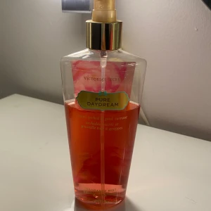 Pure Daydream Fragrance Mist från Victoria's Secret - Säljer en Pure Daydream Fragrance Mist från Victoria's Secret. Doften innehåller toner av päron och rosa vinbär.