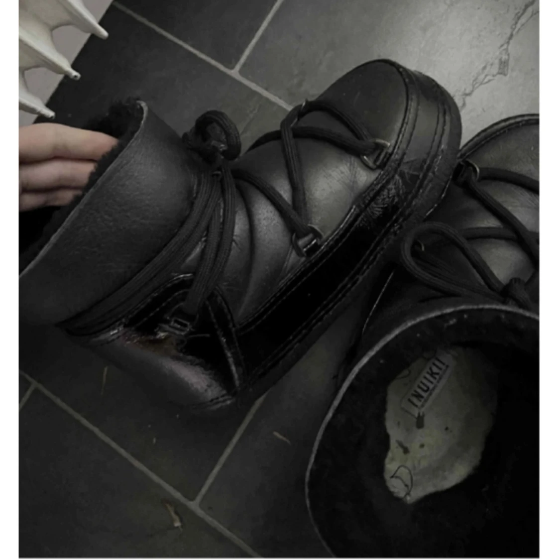 Svarta inuikii skor - 2