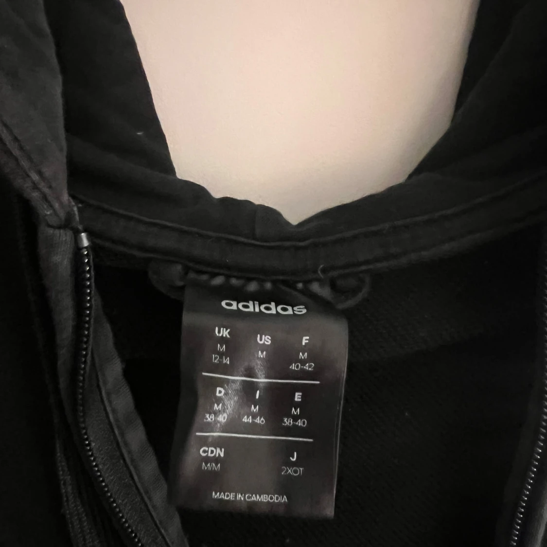 Svart hoodie från Adidas - 1