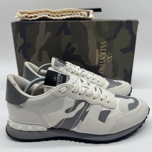 NYA VALENTINO ROCKRUNNERS  - Valentino Rockrunners- Skick: 10/10 (NYA, testade en gång ) - Tillbehör: Dustabag & Kort  - Storlek 41 sitter som 42 - Nypris ca 7500kr - Deluxecloset